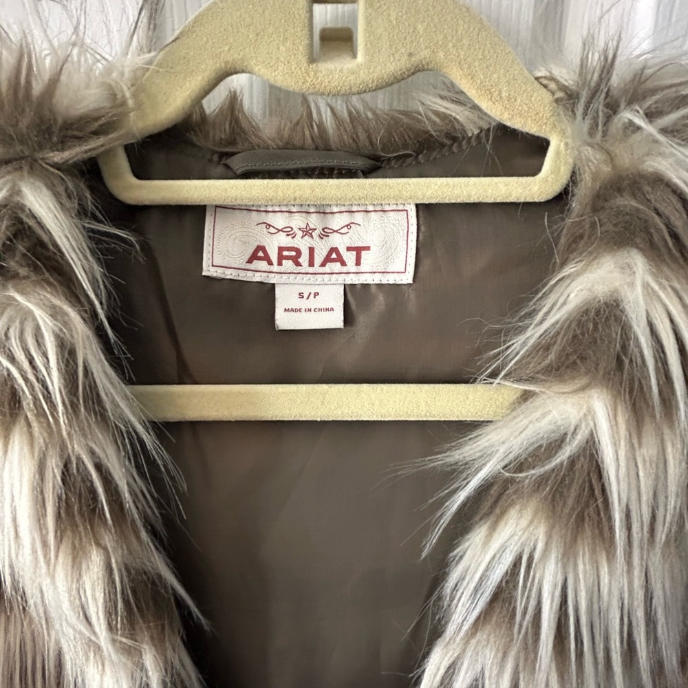Ariat Faux Fur Vest in Cream and Brown size small - Picture 2 of 5